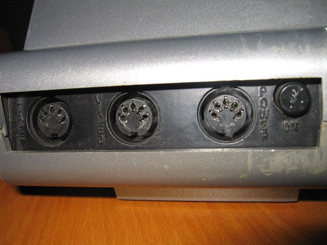 2009-02-22-din-plugs-on-a-model-1.jpg