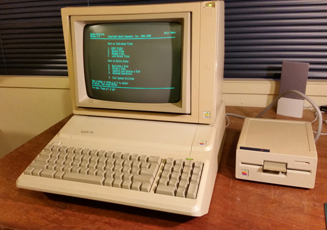 Apple IIe Platinum with mono monitor